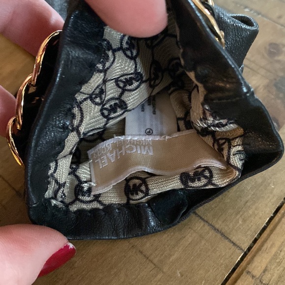 Michael Kors M leather gloves with gold chain detail - Picture 3 of 4